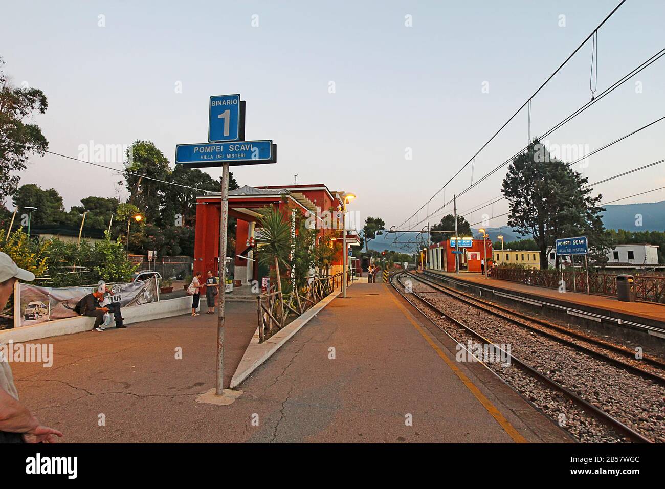 Pompei Scavi estación en la línea de tren Circumvesuviana cerca de Nápoles, Italia. Esta línea de tren es el principal acceso a las ruinas. Foto de stock