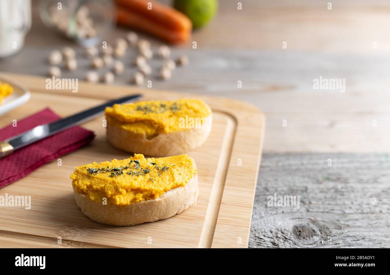 Crema de garbanzos de hummus casera hecha de garbanzos, zanahorias