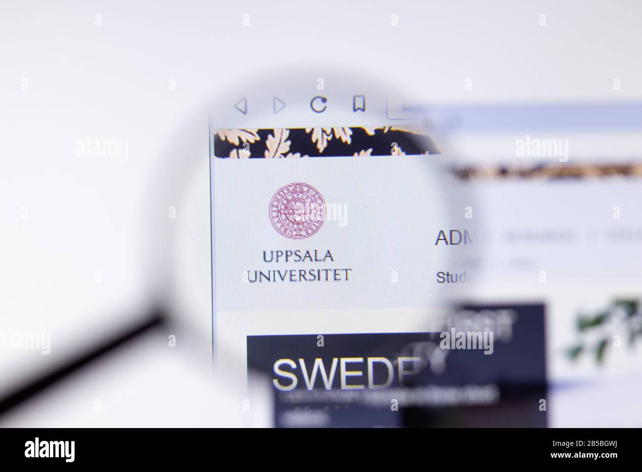 Los Angeles, California, EE.UU. - 7 de marzo de 2020: Página principal de la Universidad de Uppsala logotipo visible en primer plano, Editorial Ilustrativa Foto de stock