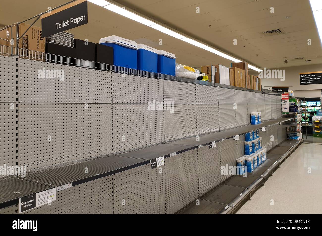 Costa de Oro, Australia - 8 de marzo de 2020: Supermercados vacíos estantes de papel higiénico en medio de los temores de coronavirus, los compradores pánico a la compra de papel higiénico Foto de stock