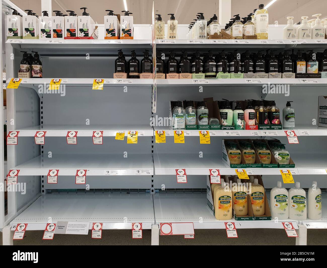 Coles supermercado vaciar las estanterías de jabón de lavado de manos en medio de los miedos coronavirus y la compra de pánico Foto de stock