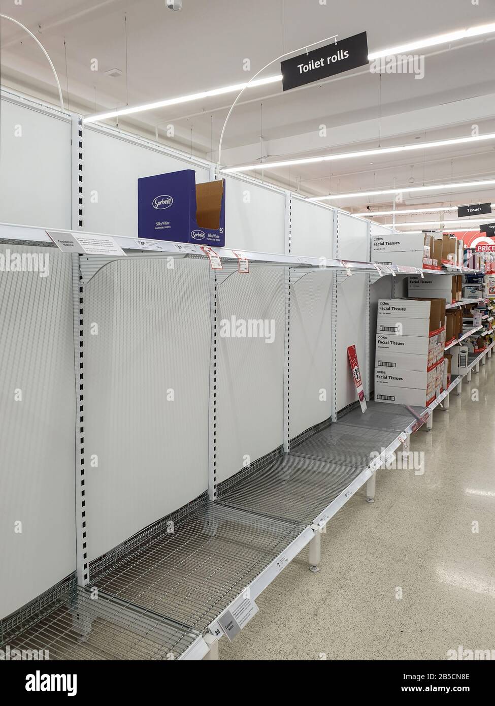 Costa de Oro, Australia - 8 de marzo de 2020: Supermercados vacíos estantes de papel higiénico en medio de los temores de coronavirus, los compradores pánico a la compra de papel higiénico Foto de stock