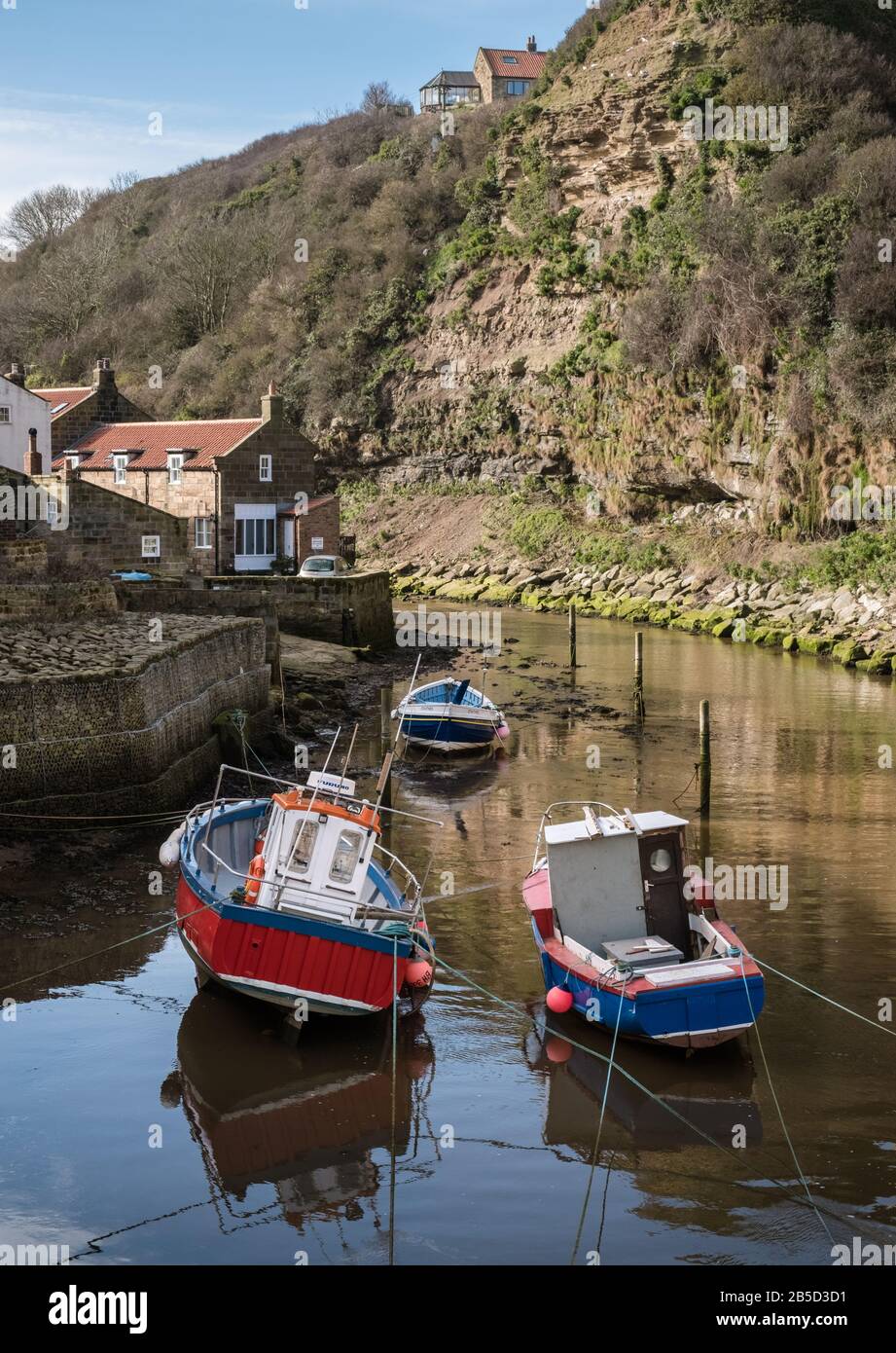 Tradicional puerto de pueblo pesquero con barcos de vela en la marea alta, Staithes, la costa de Yorkshire del Norte, Inglaterra, Reino Unido Foto de stock