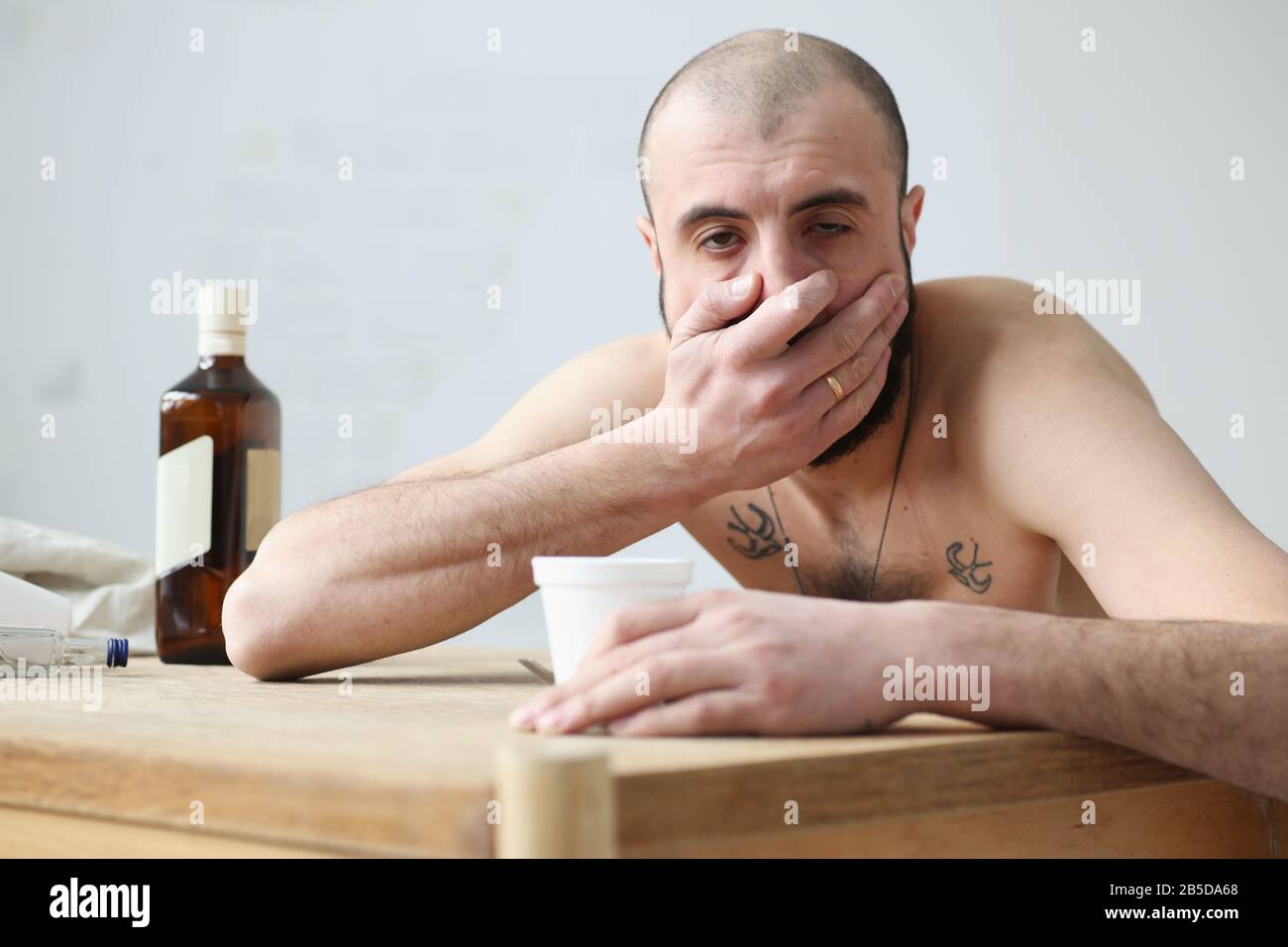 Intoxicación por alcohol. El hombre ruso cubre su boca, el reflejo de la  mordaza Fotografía de stock - Alamy