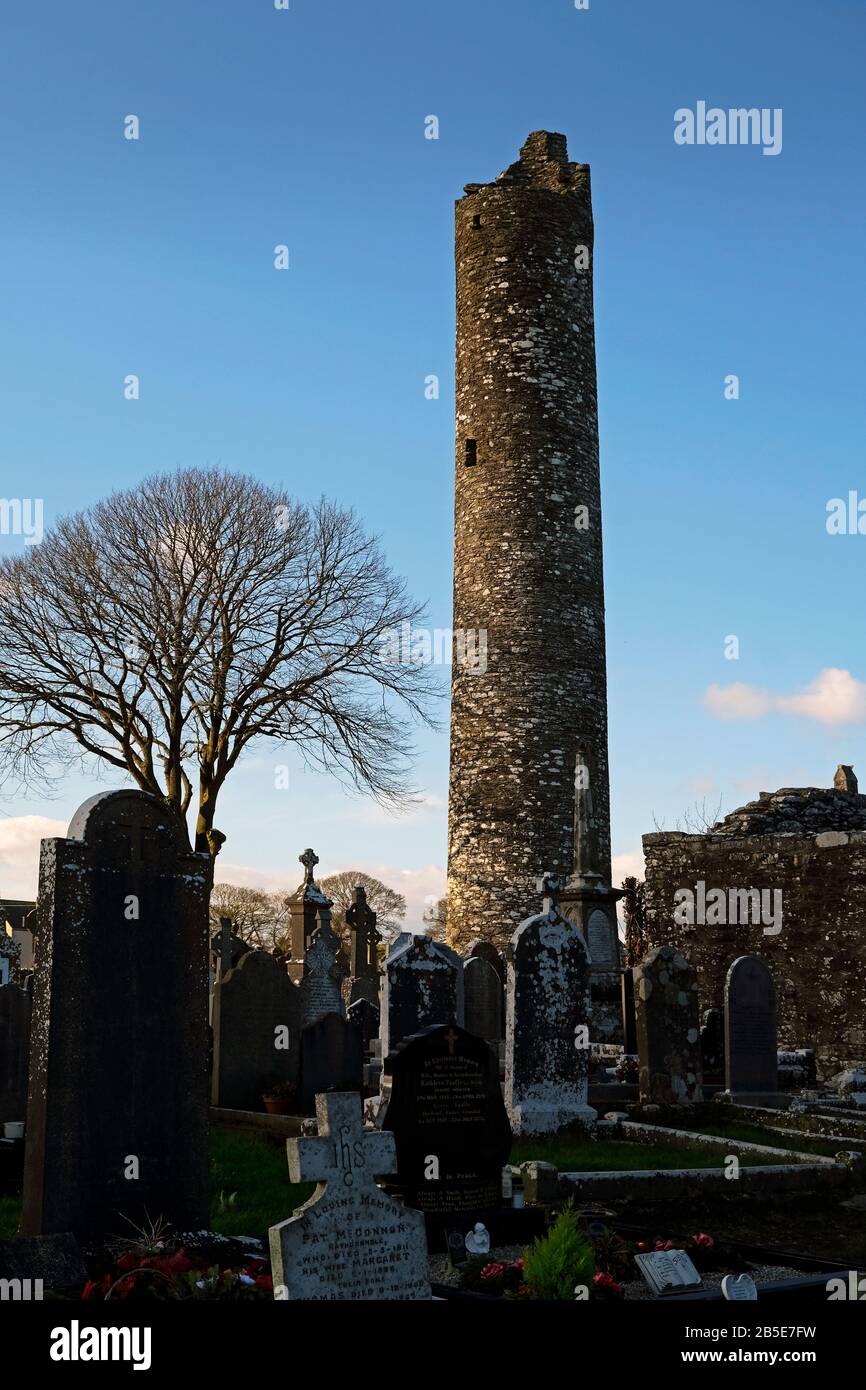 Old Abbey Y Round Tower, Y Cruces Celtas En Monasterboice, Condado De Louth, Irlanda Foto de stock