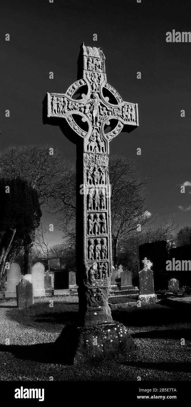 Antigua Céltica Alta cruza en la antigua abadía de Monasterboice, Co. Louth Irlanda se muestra en Mono. Foto de stock