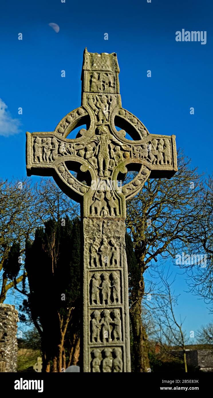 Antigua Cruz Celta Alta en la antigua abadía de Monasterboice, Co. Louth Irlanda Foto de stock