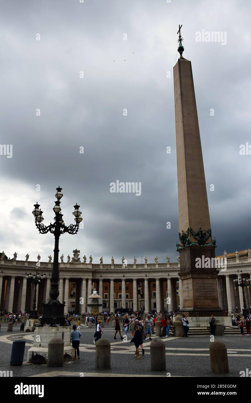 ´s Obelisco Vaticano, Fuente de Maderno, Colonnade Bernini y´s Basílica de San Pedro en´s la Plaza de San Pedro en la ciudad de Roma Foto de stock