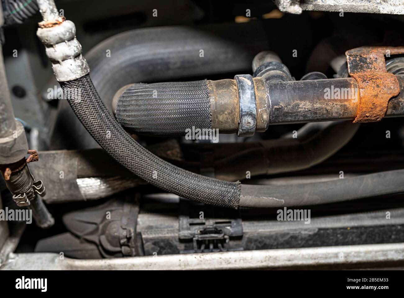 Tubos y mangueras de goma que van desde el radiador del coche hasta el motor,  vista inferior del motor Fotografía de stock - Alamy