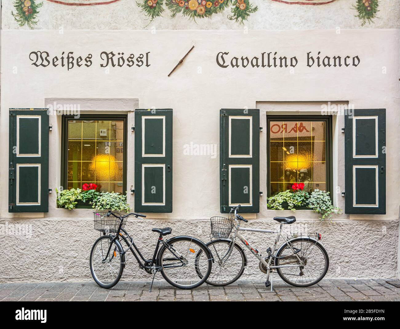 Fachada del edificio del famoso restaurante "Cavallino Bianco" en el centro histórico de Bolzano en el sur del Tirol, Trentino Alto Adige, norte De Italia Foto de stock