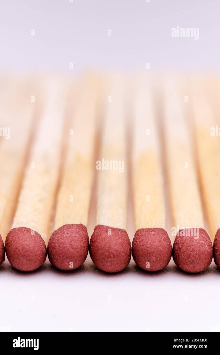 Matchsticks, primeros planos de los cabezales de los matchstick rojos contra el fondo blanco Foto de stock