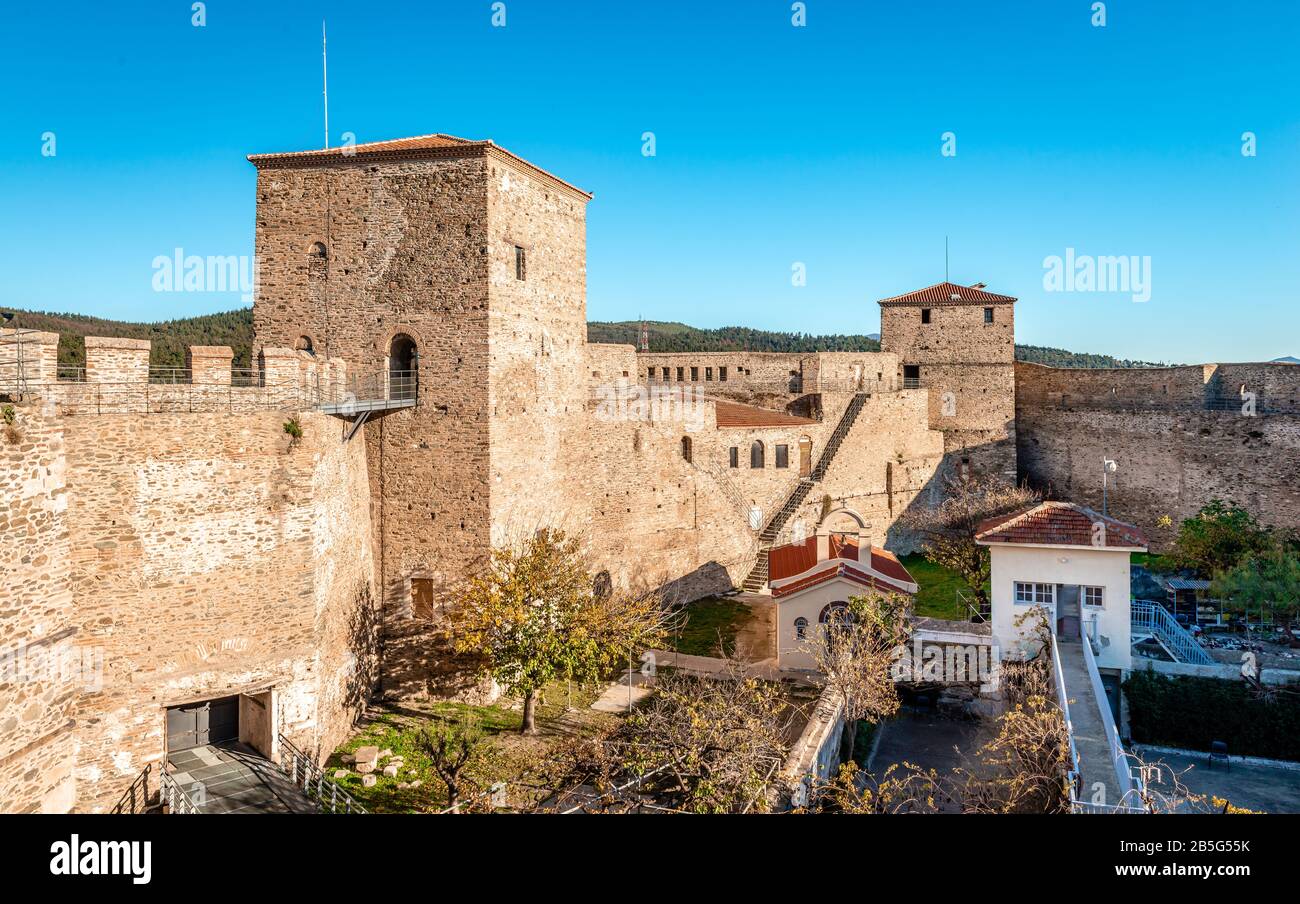 La Heptapyrgion (también conocida como Yedi Kule, una fortaleza de la época otomana), en Tesalónica, Grecia. Una vez una prisión, ahora es un museo. Foto de stock