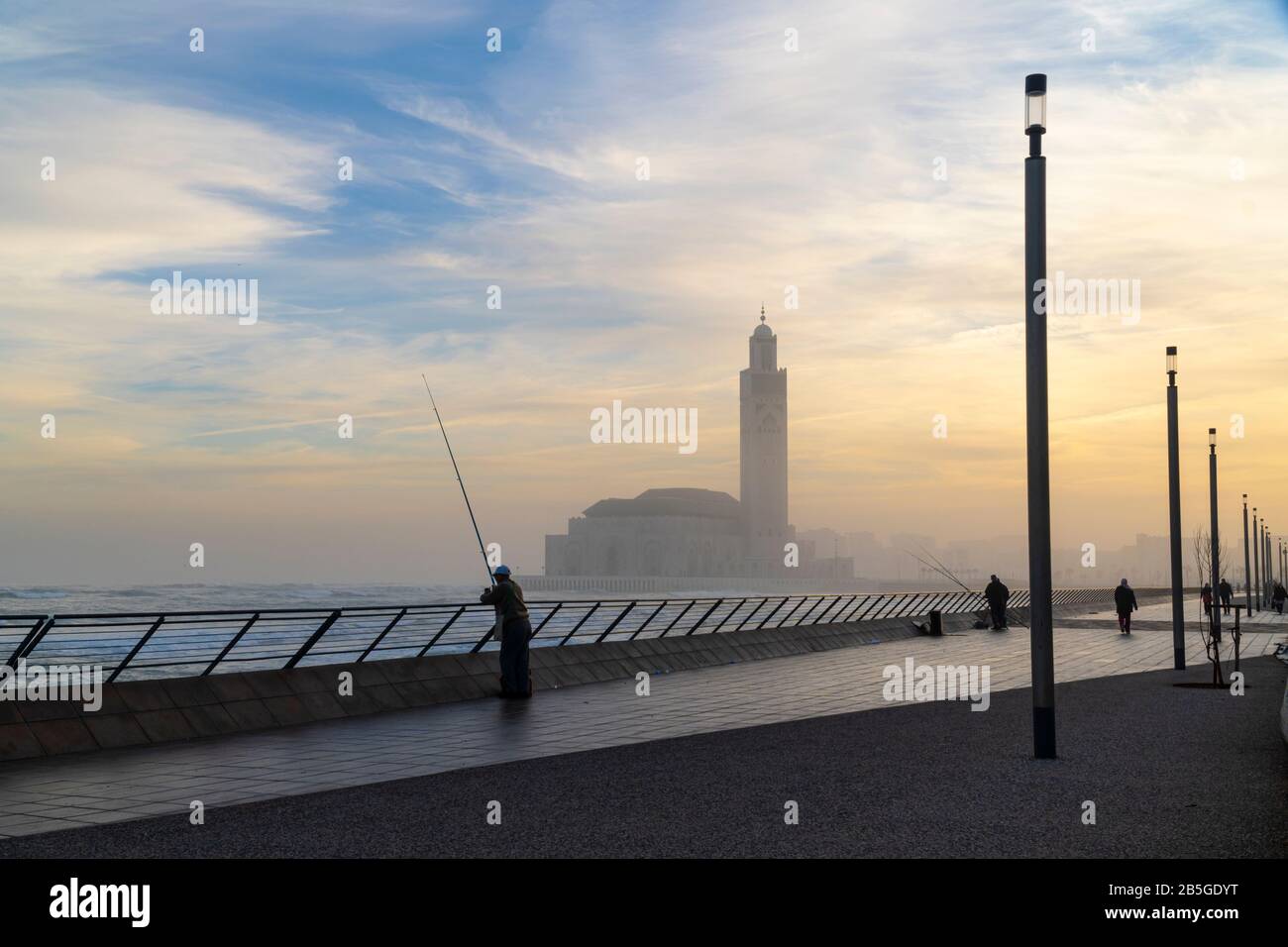 Vista panorámica de la Mezquita Hassan II al amanecer - Casablanca, Marruecos Foto de stock