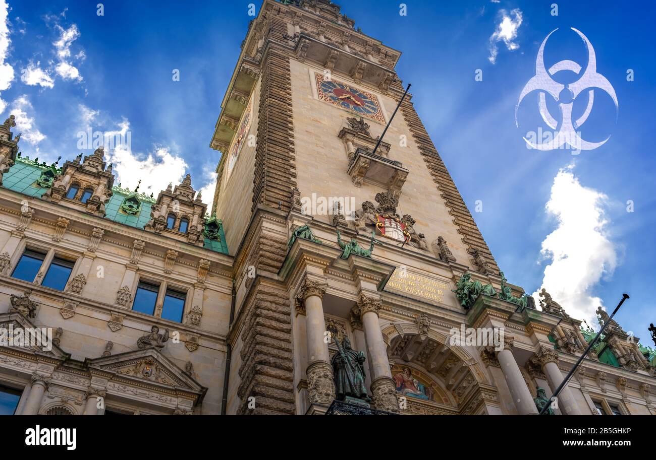 Hamburgo-Alemania-julio de 15 2018: El ayuntamiento de hamburgo con símbolo de peligro biológico en el cielo Foto de stock