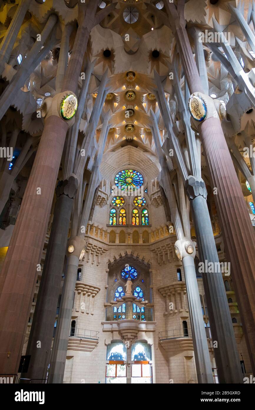 Dentro De La Sagrada Familia De Barcelona Fotografía de stock - Alamy