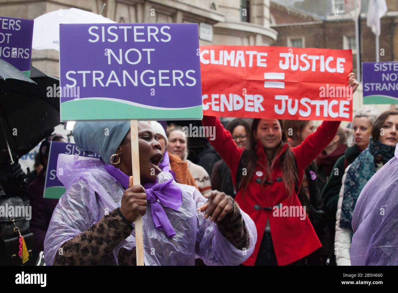 Londres, Reino Unido. 8 Mar 2020. Celebridades, activistas y políticos se unieron al March4Women, organizado por Care y el Partido de la igualdad de las mujeres, para conmemorar el día Internacional de la Mujer. Anna Watson/Alamy Live News Foto de stock