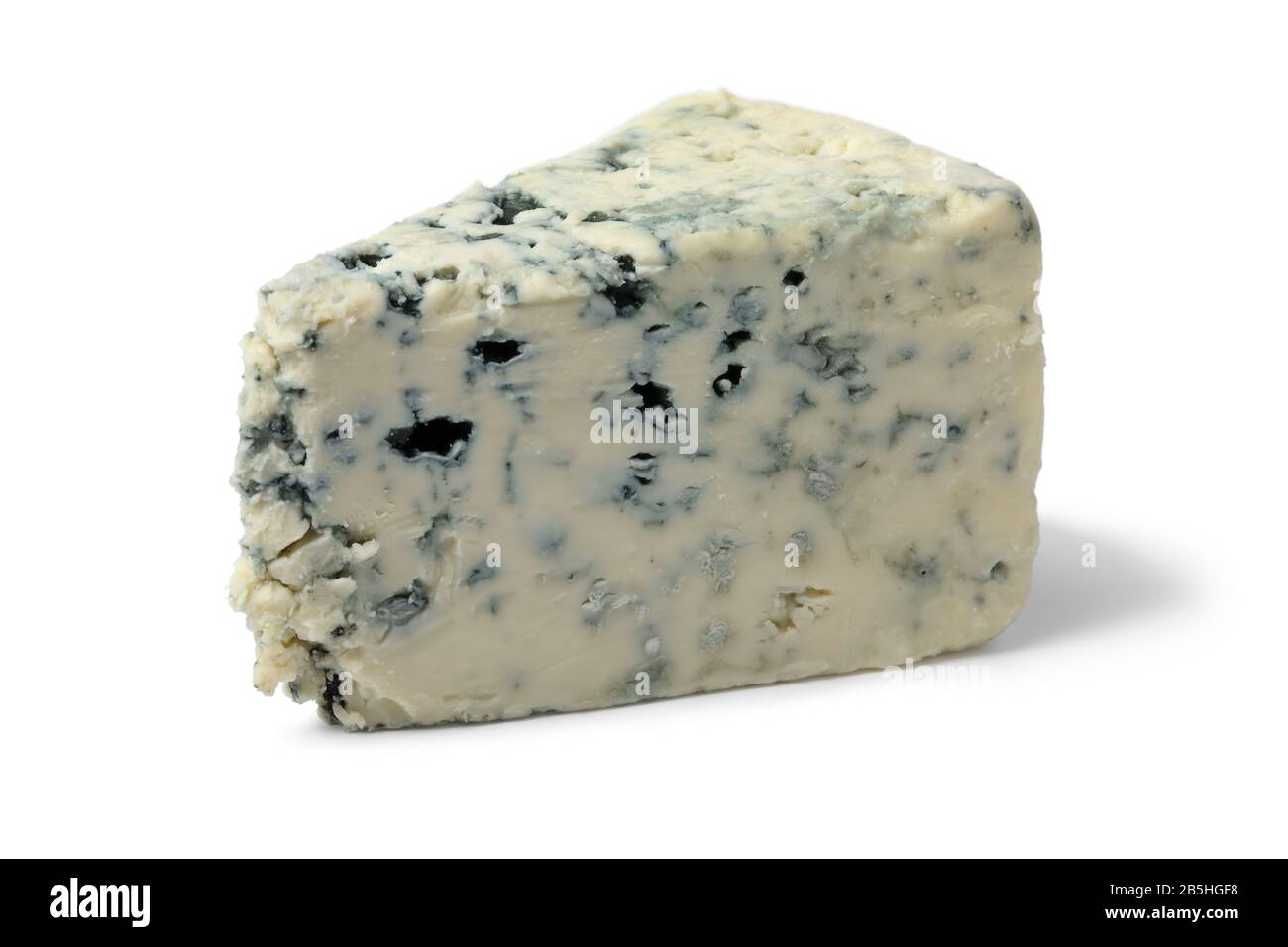 Cuña de queso azul cremoso danés para un aperitivo de cerca aislado sobre fondo blanco Foto de stock