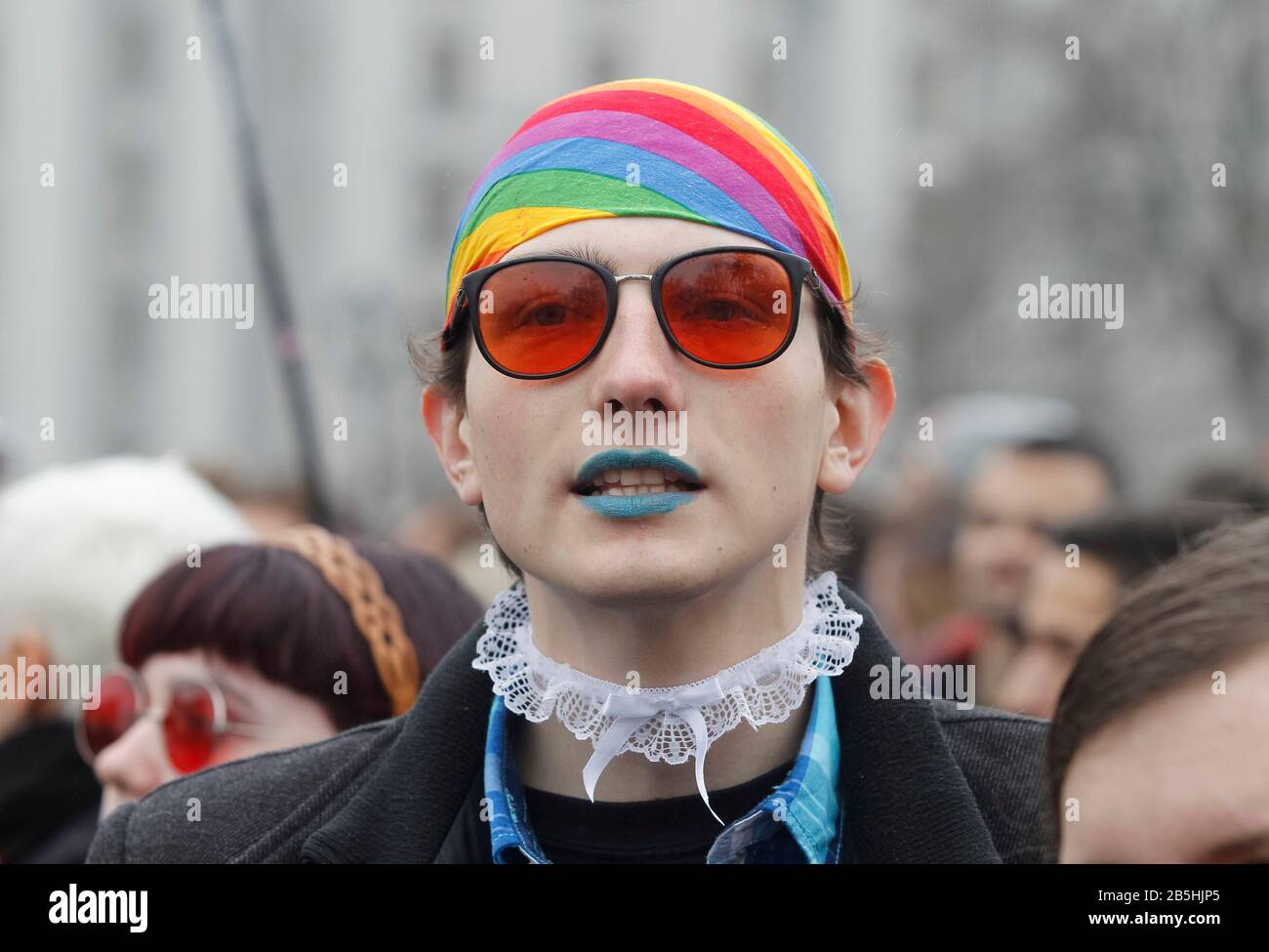 Miembro de la LGBTQ durante la marcha. Bajo el lema la igualdad es un valor tradicional, feministas, personas LGBTQ y activistas de derechos humanos participaron en la marcha de las mujeres exigiendo ratificar la Convención del Consejo de Europa sobre la prevención y la lucha contra la violencia contra las mujeres y la violencia doméstica, también conocida como la Convención de Estambul. Foto de stock