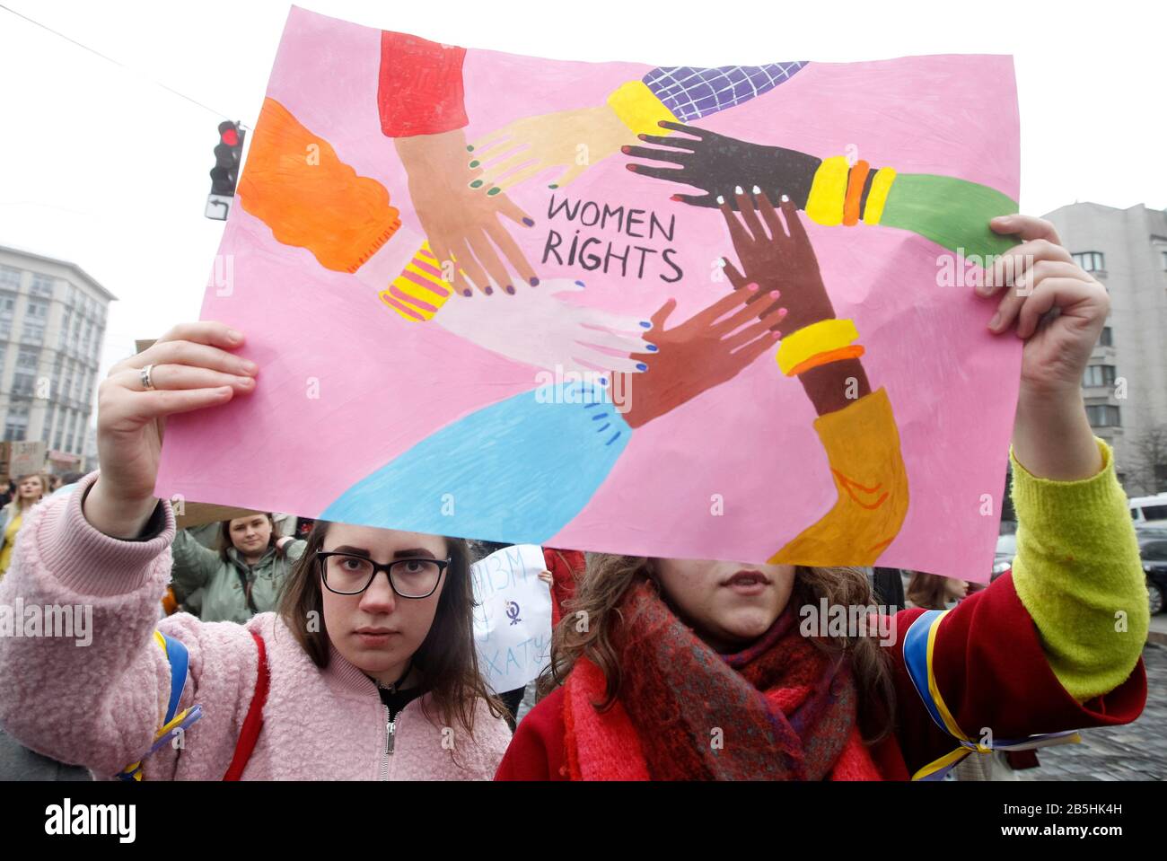 Mujeres que sostenían un cartel durante la marcha. Bajo el lema la igualdad es un valor tradicional, feministas, personas LGBTQ y activistas de derechos humanos participaron en la marcha de las mujeres exigiendo ratificar la Convención del Consejo de Europa sobre la prevención y la lucha contra la violencia contra las mujeres y la violencia doméstica, también conocida como la Convención de Estambul. Foto de stock