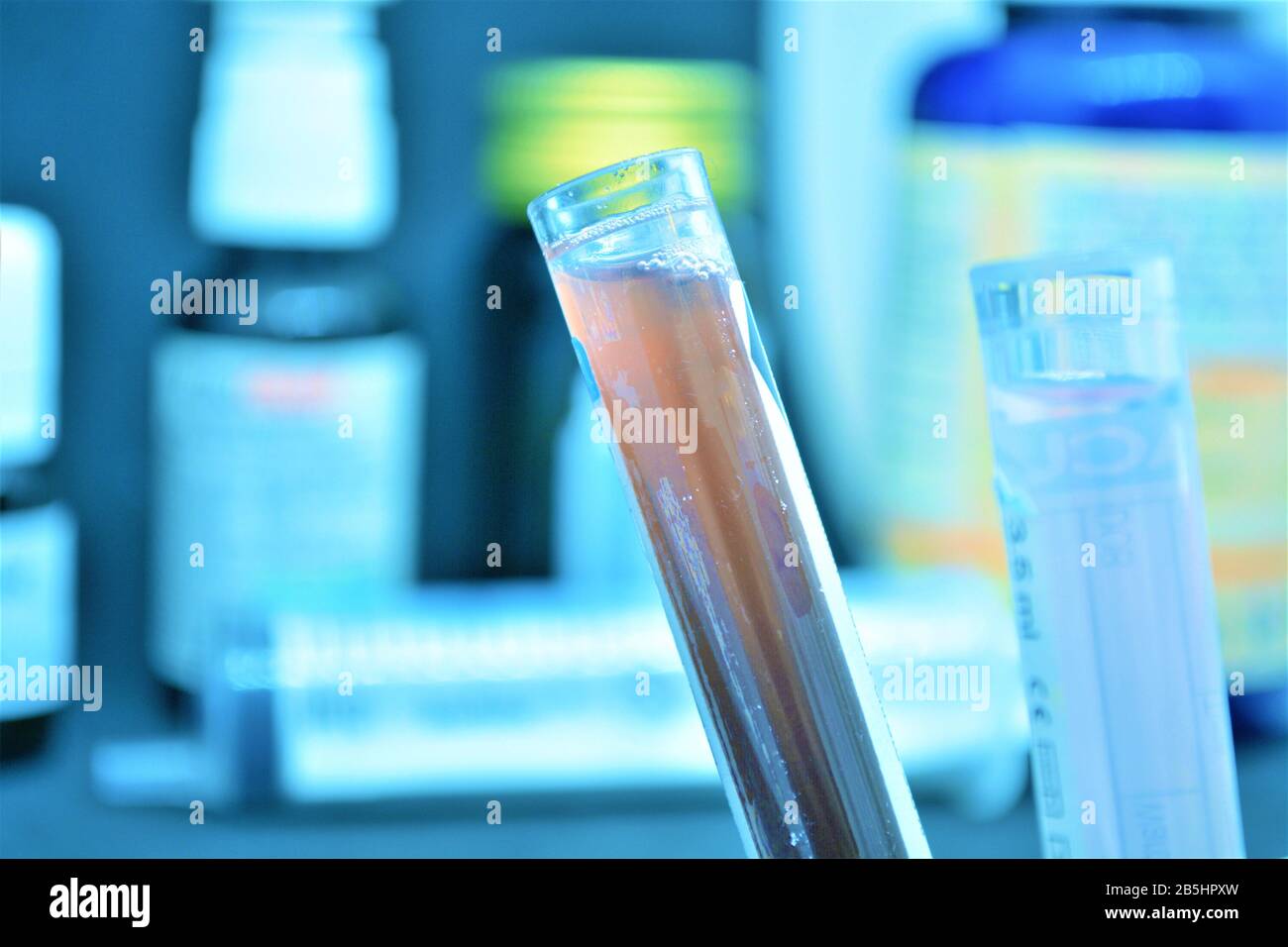 vacuna con tubo de ensayo medicamentos de laboratorio médico para la ciencia Foto de stock