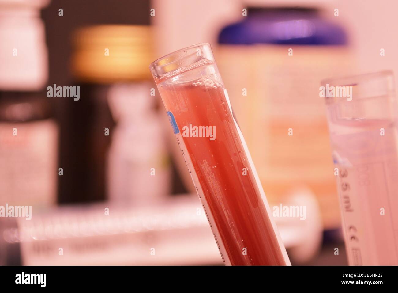 vacuna con tubo de ensayo medicamentos de laboratorio médico para la ciencia Foto de stock