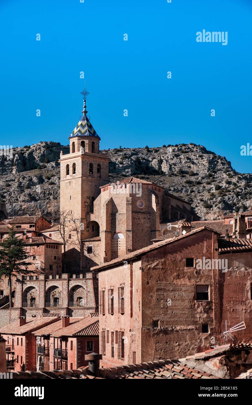 El campanario de la Catedral de el Salvador, en la ciudad medieval de Albarracin, cerca de Teruel, en la región de Aragón. Foto de stock