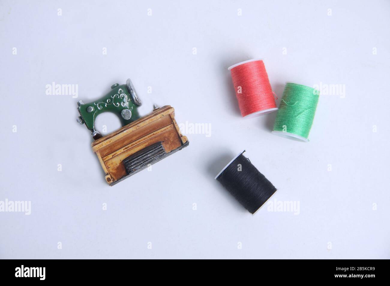 Madeinas de hilo para costura y costura aisladas sobre fondo blanco plano. Diseño de vida útil a medida. La imagen contiene espacio de copia Foto de stock