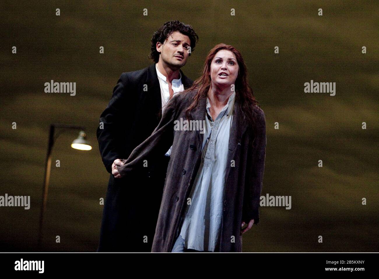 Vittorio Grigolo (Chevalier des Grieux), Anna Netrebko (Manon Lescaut) en MANON por Jules Massenet director: Antonio Pappano Diseño del set: Chantal Thomas trajes: Laurent Pelly y Jean-Jaques Delmotte iluminación: Joel Adam director: Laurent Pelly la Royal Opera, Covent Garden, Londres WC2 22/06/2010 Foto de stock