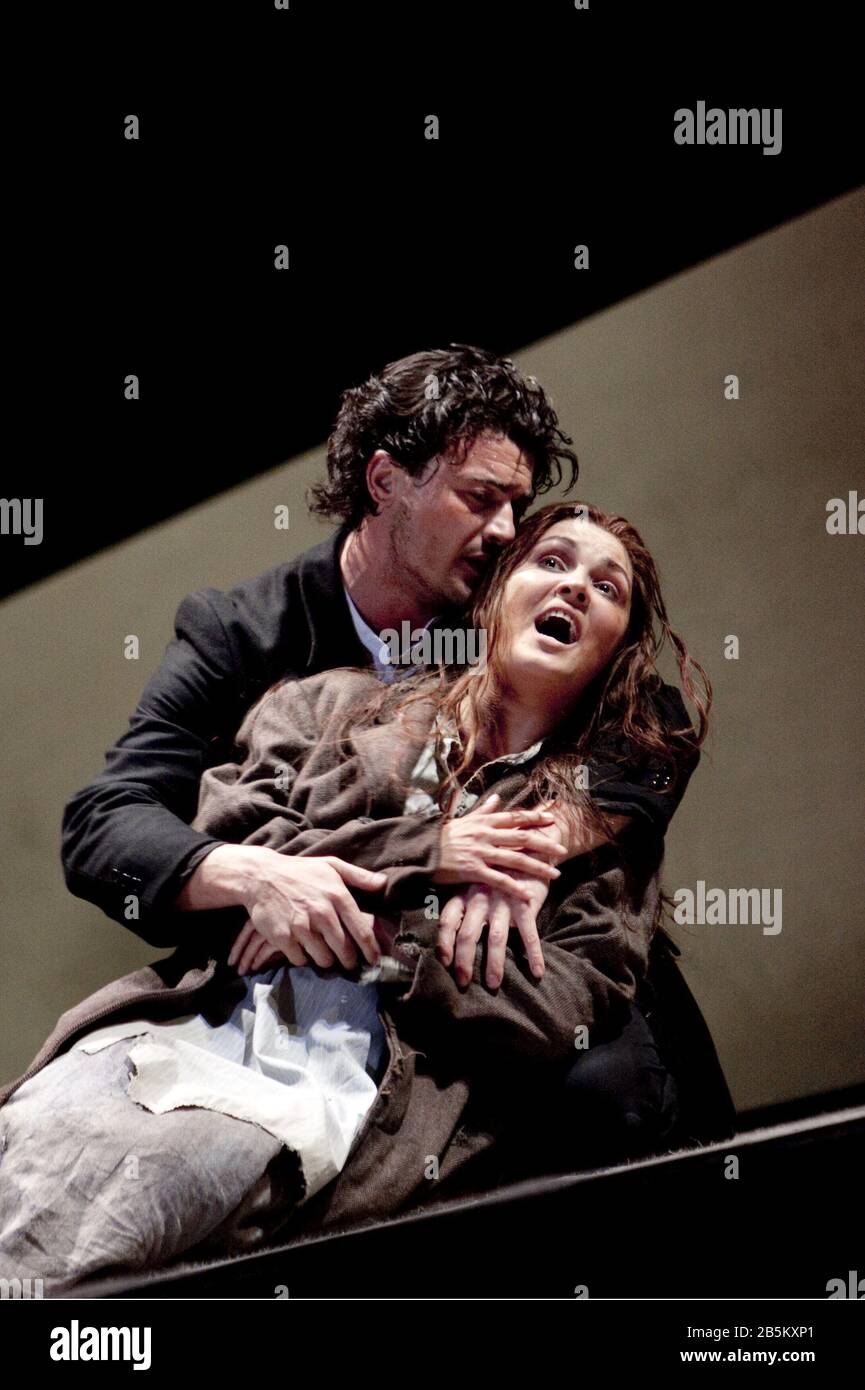 Vittorio Grigolo (Chevalier des Grieux), Anna Netrebko (Manon Lescaut) en MANON por Jules Massenet director: Antonio Pappano Diseño del set: Chantal Thomas trajes: Laurent Pelly y Jean-Jaques Delmotte iluminación: Joel Adam director: Laurent Pelly la Royal Opera, Covent Garden, Londres WC2 22/06/2010 Foto de stock