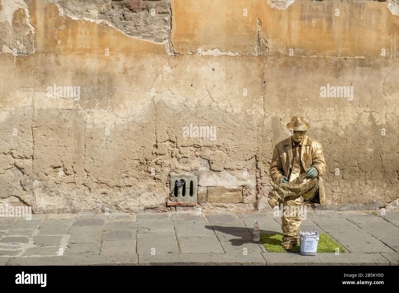 Escena urbana con un artista callejero actuando como una estatua viva en Pisa, Toscana, Italia Foto de stock