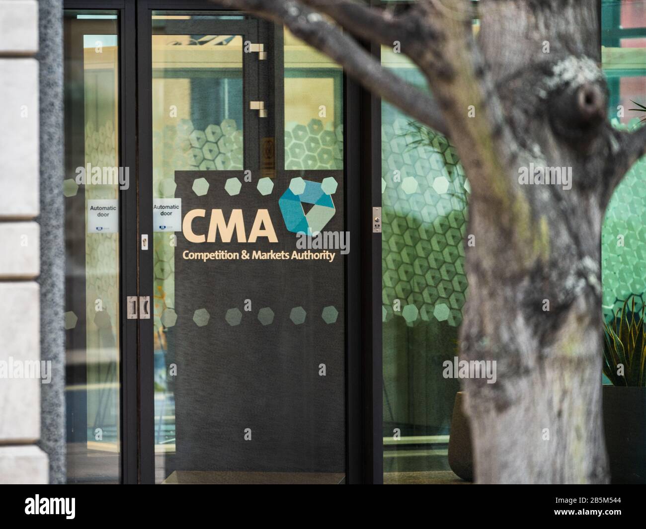 CMA HQ London la Autoridad de competencia y mercados - la sede de la Autoridad de competencia y mercados del Reino Unido o CMA en 25 Cabot Square, Canary Wharf, Londres Foto de stock