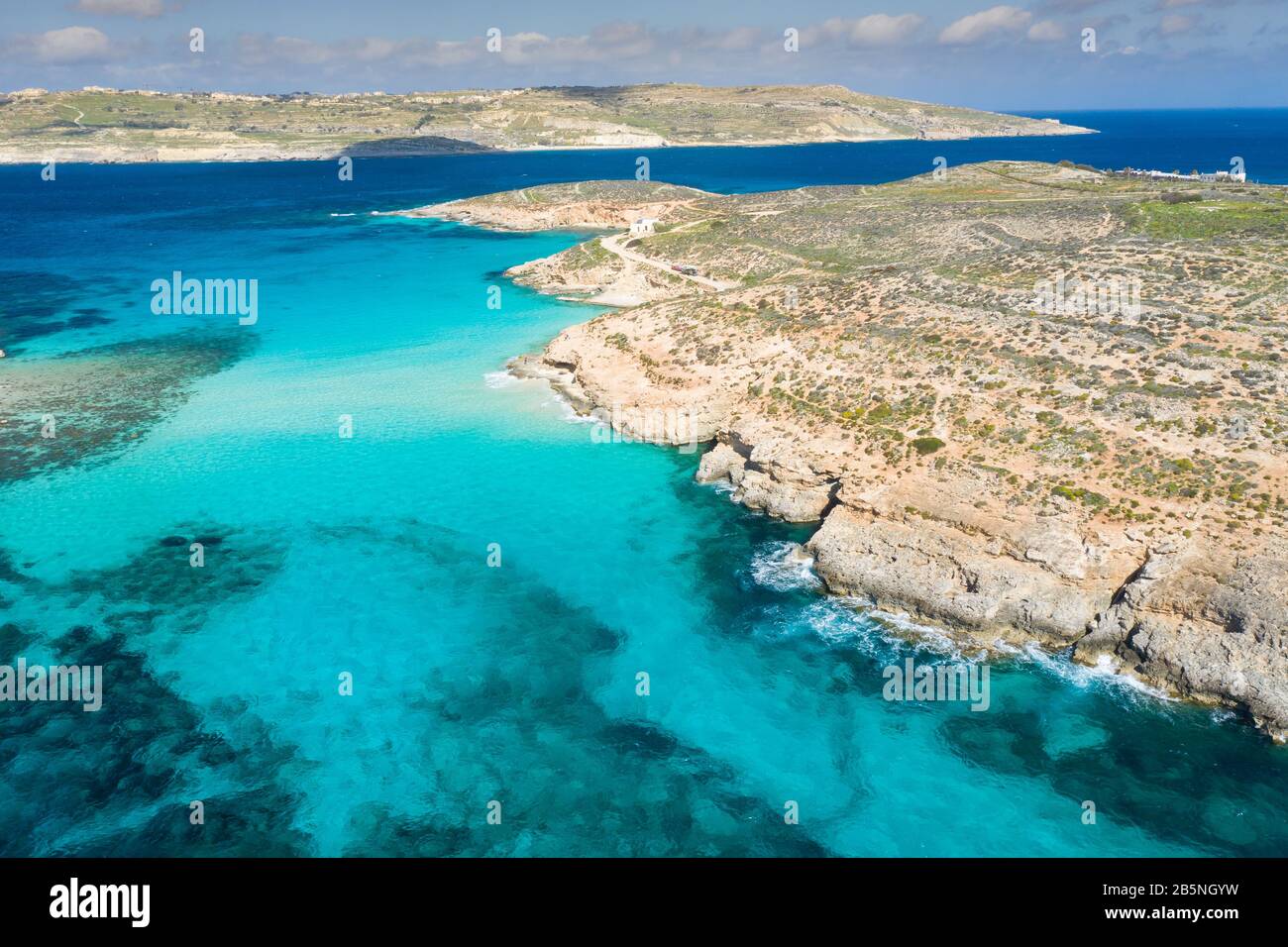 Foto aérea de drones - la famosa Laguna Azul en el Mar Mediterráneo. Isla  Comino, Malta Fotografía de stock - Alamy