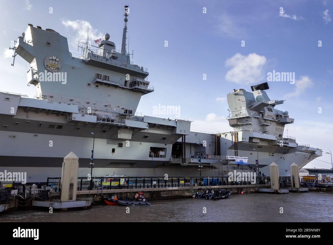 Portaaviones HMS Prince of Wales en Princes Dock, Liverpool Foto de stock