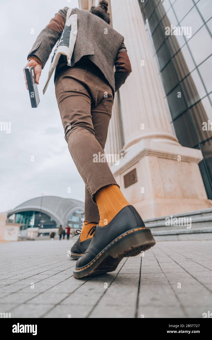 Estilo hipster hombre vestido con ropa de moda en un entorno urbano  Fotografía de stock - Alamy