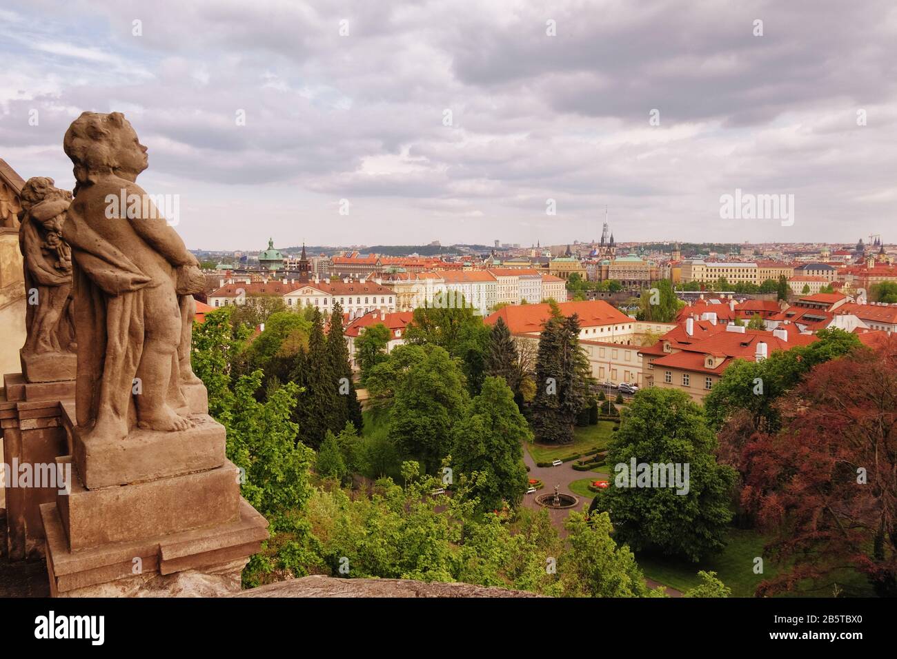 Esculturas en la terraza superior y vistas panorámicas desde el jardín Furstenberg, los jardines del palacio bajo el castillo de Praga Foto de stock