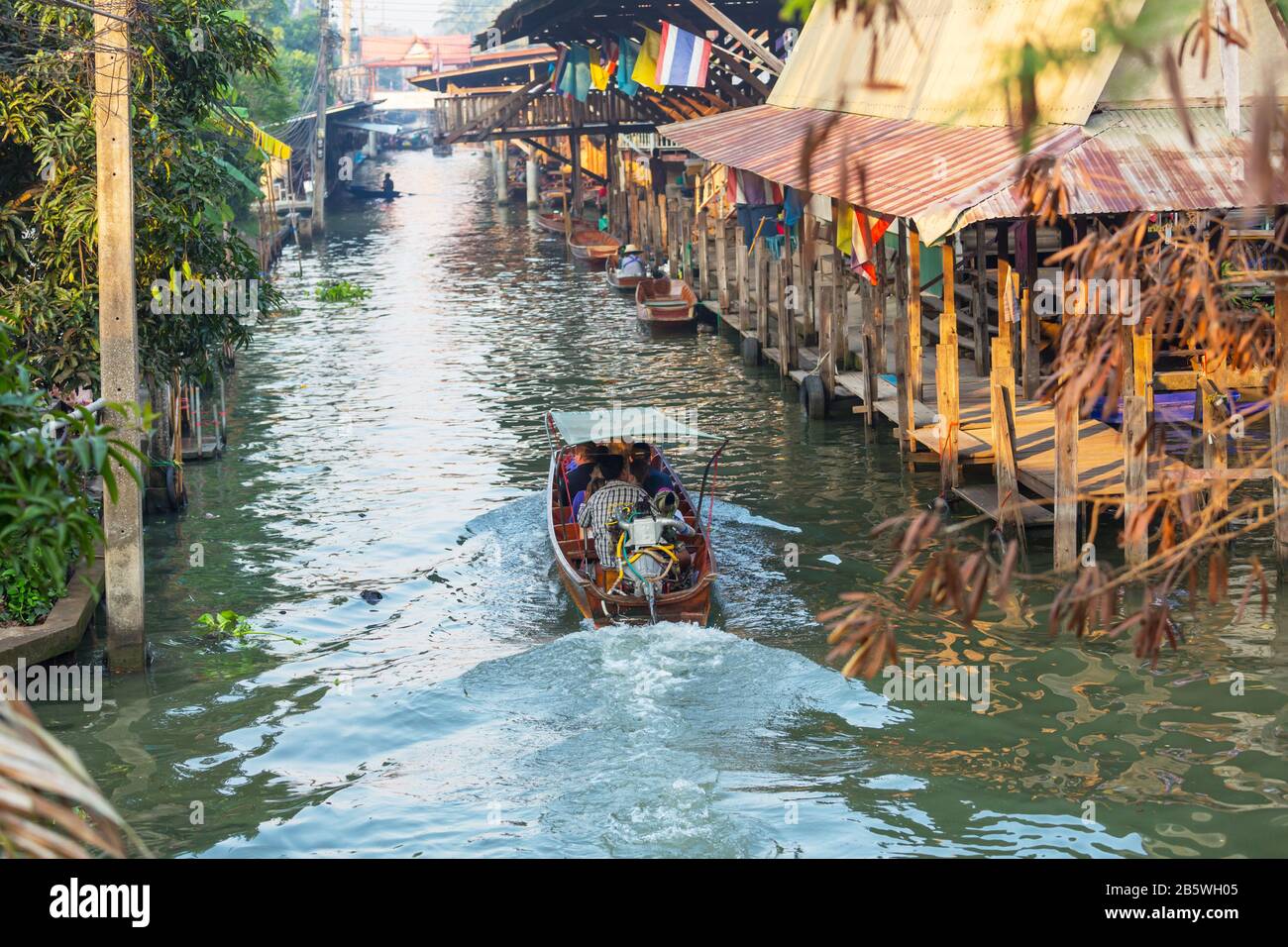 Mercado flotante en Tailandia. Foto de stock