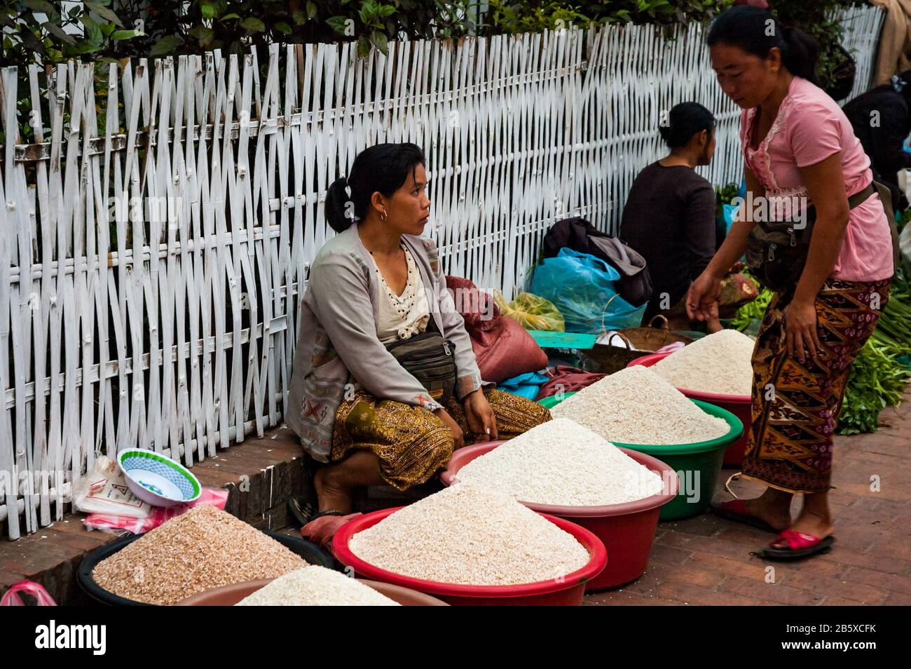 Un vendedor de arroz en el mercado cerca del antiguo Palacio Real en Luang Prabang, Laos Foto de stock