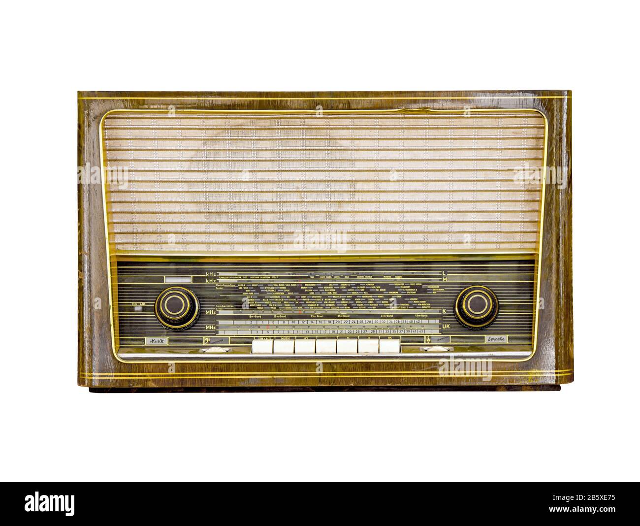 Radio vintage aislada sobre fondo blanco, tecnología de radio analógica  retro Fotografía de stock - Alamy