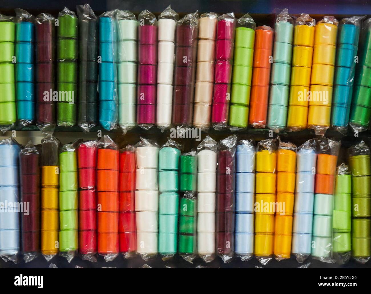 cintas textiles de colores para la venta en estantes de tienda de artículos  de aguja. Industria textil Fotografía de stock - Alamy