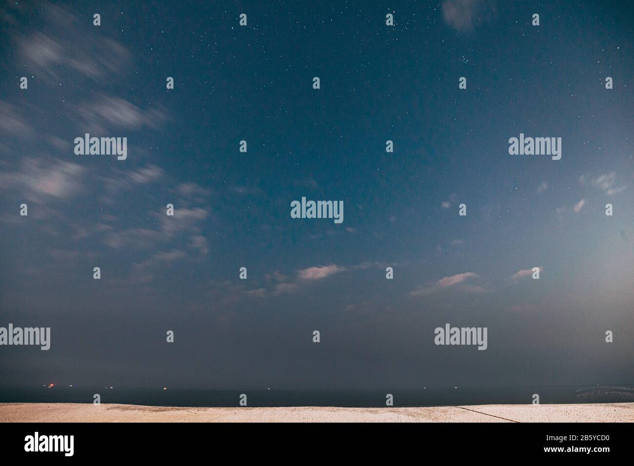 Fotos Del Cielo De Noche Reales Goa, India. Estrellas Del Cielo De La Noche Real. Cielo Estrellado Natural  En Color Azul Sobre El Océano Índico Mar Marina Beach Copast. Antecedentes  Fotografía de stock - Alamy