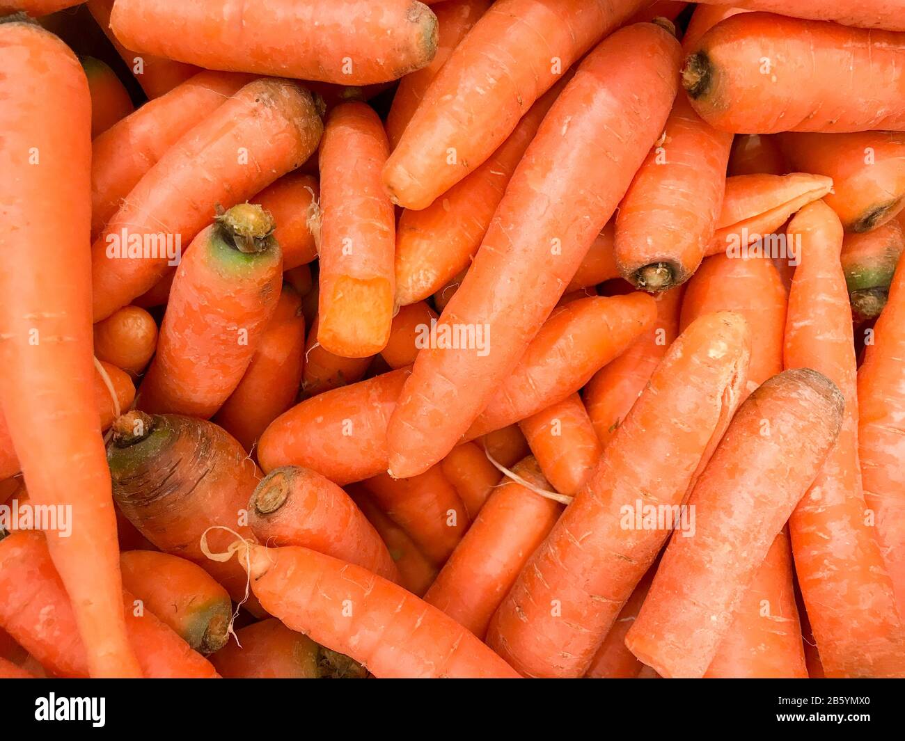 Imagen De Zanahorias Orgánicas En El Mercado. Fondo de alimentos frescos y saludables. Foto de stock