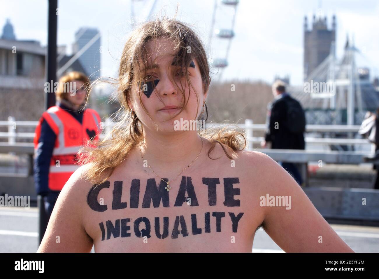 Londres, Reino Unido. 08 de marzo de 2020. 08.03.20 - un grupo de 31 mujeres formaron una cadena a través del puente de Waterloo para 'destacar el impacto desproporcionado del clima y la emergencia ecológica en las mujeres' crédito: Gareth Morris/Alamy Live News Foto de stock