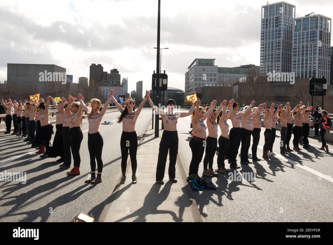 Londres, Reino Unido. 08 de marzo de 2020. 08.03.20 - un grupo de 31 mujeres formaron una cadena a través del puente de Waterloo para 'destacar el impacto desproporcionado del clima y la emergencia ecológica en las mujeres' crédito: Gareth Morris/Alamy Live News Foto de stock