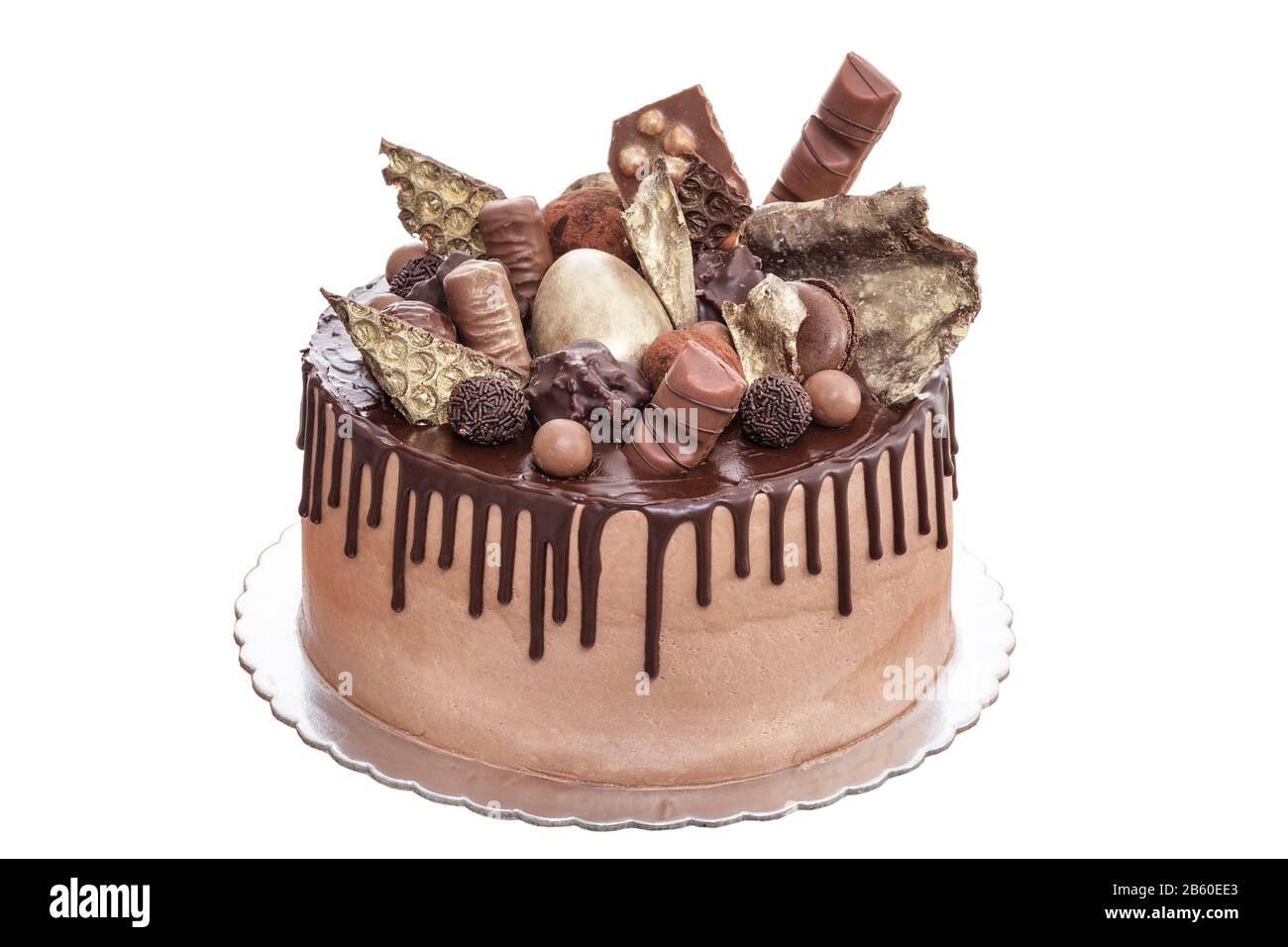 Pastel de chocolate con bombones el día del nacimiento. Sobre un fondo  blanco Fotografía de stock - Alamy