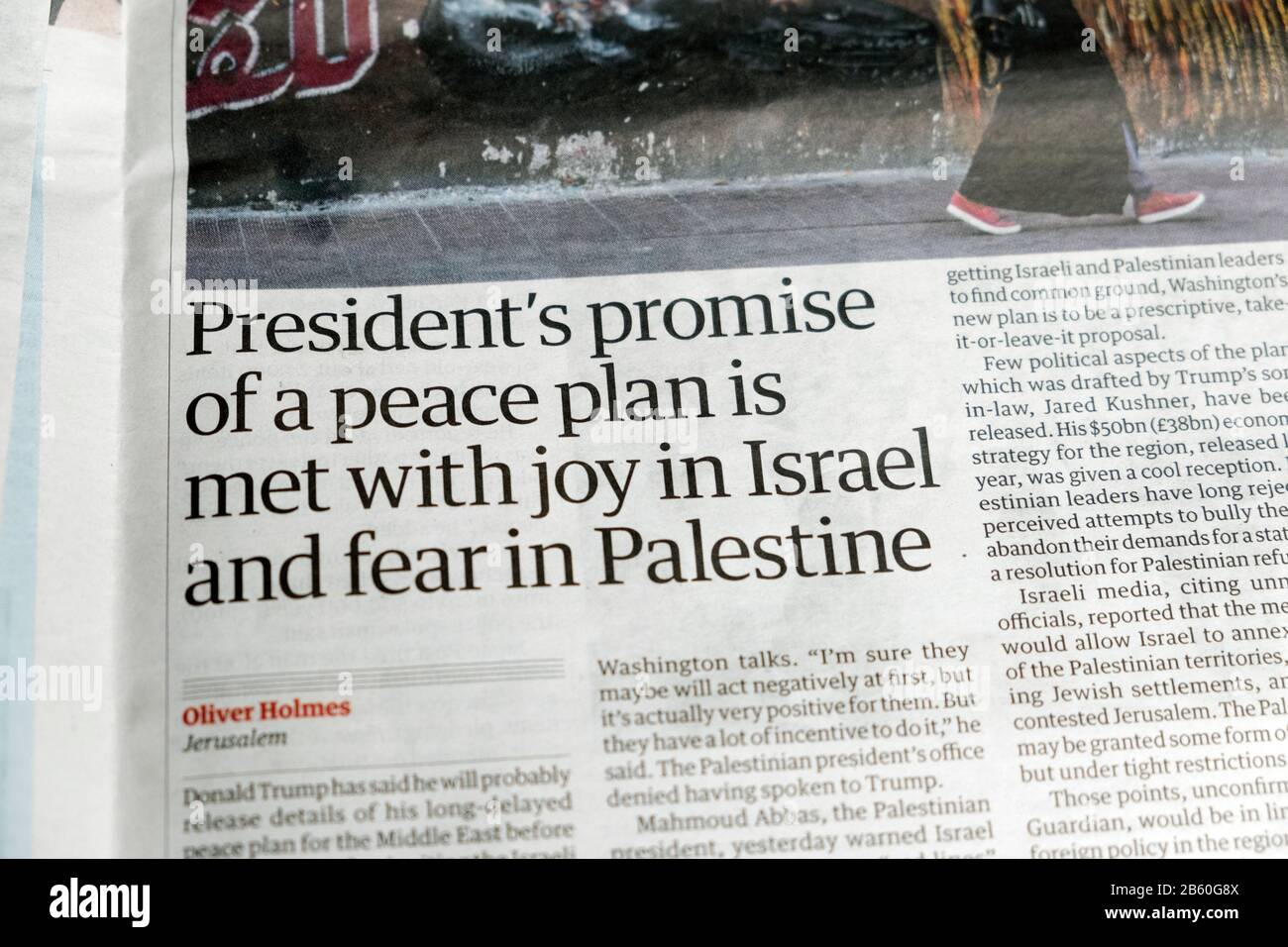 Titular del periódico Guardian en el interior "la promesa del Presidente de un plan de paz se encuentra con alegría en Israel y el miedo en Palestina" Londres Reino Unido 25 de enero de 2020 Foto de stock