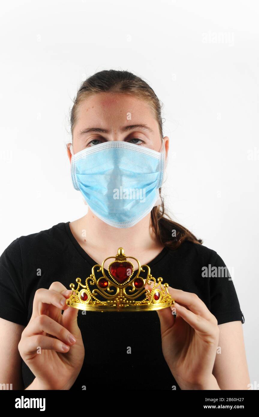 Coronavirus: Adolescente que lleva la máscara protectora facial contra el coronavirus, retrato de primeros planos con la cabeza Foto de stock