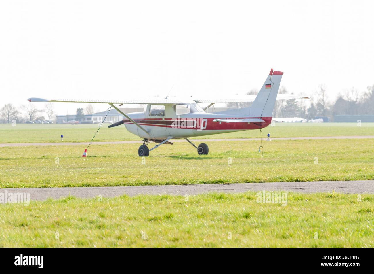 Mühlheim, Nrw, Alemania - 9 de abril de 2015: Pequeño avión deportivo durante el arranque en el aeropuerto Essen-Mülheim. Foto de stock