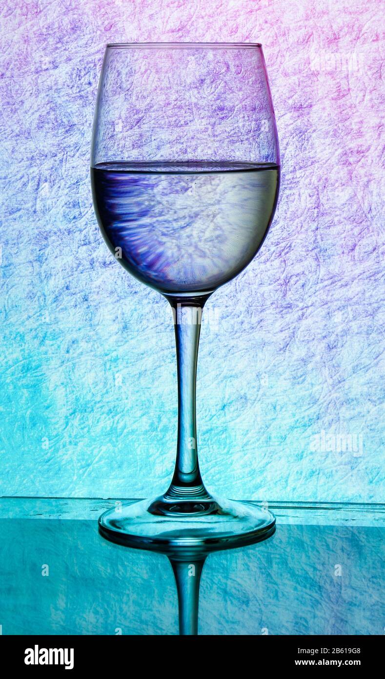 eficiencia Comparable Repelente copa de vino con pintura de colores claros detrás, bebida de lujo en un vaso  en una pierna alta sobre un fondo de color Fotografía de stock - Alamy