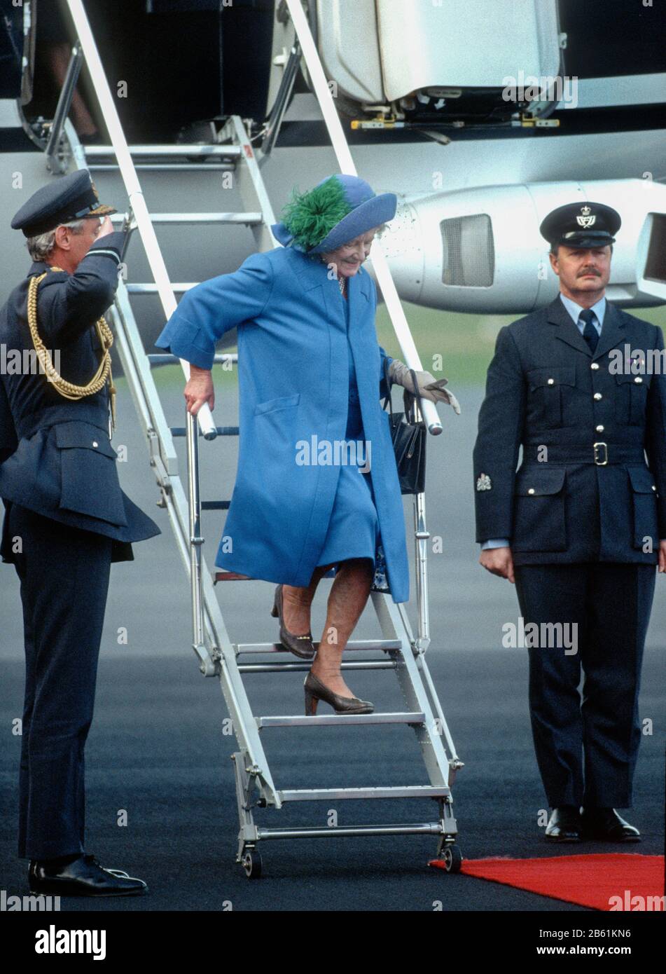 Hm Reina Isabel, La Reina Madre Visita La Guardia Negra, 3er Batallón, Regimiento Real De Escocia, Berlín, Alemania 1987 Foto de stock