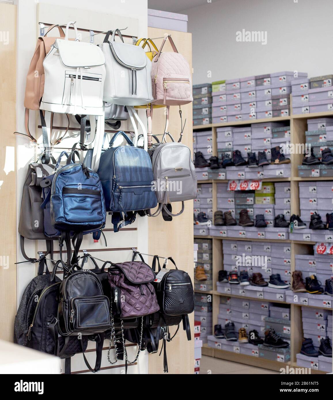 Venta en la tienda de elegantes mochilas y zapatos para mujer, de moda  Fotografía de stock - Alamy